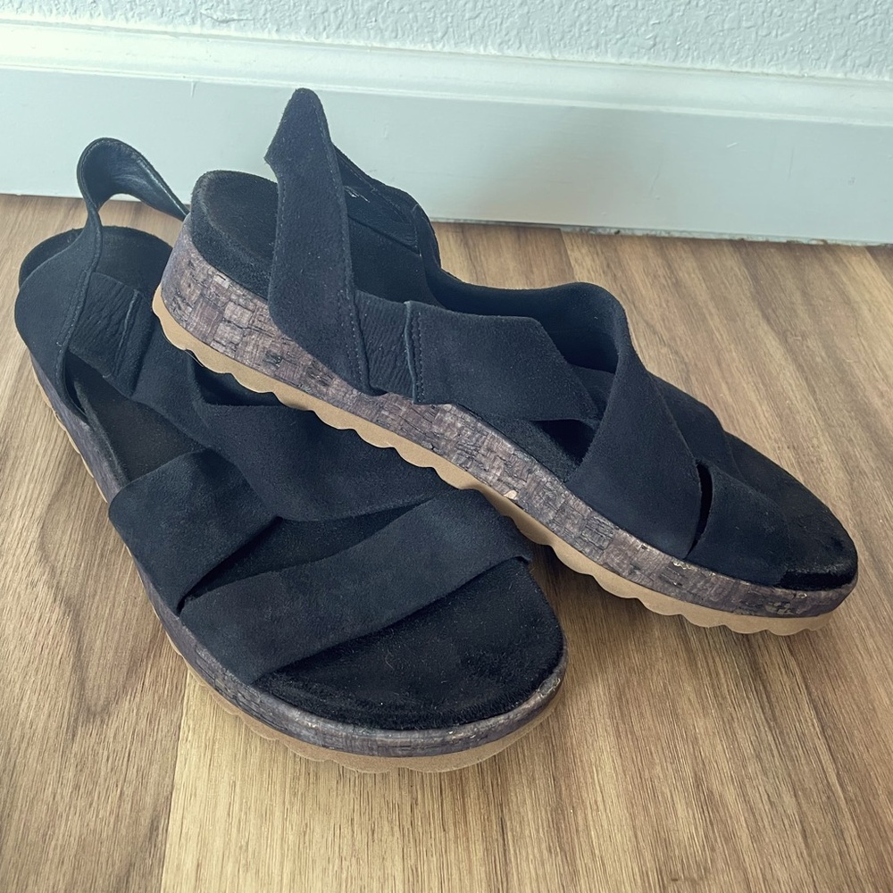 Bernardo Icons Lisa Black Suede Platform Flatform Sandal Size 8 EUC